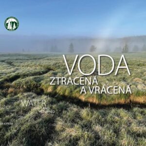 Obrazová obálka publikace „Voda ztracená a vrácená“ (Water Lost and Returned) od Správy Národního parku Šumava zobrazuje mlžnou šumavskou krajinu s vysokými stromy, zelenými loukami a vodními cestami v popředí. Nadpis v češtině a angličtině dominuje středu, doplněný logem národního parku v levém horním rohu. Tento design evokuje téma obnovy mokřadů a návratu vody do krajiny Šumavy.