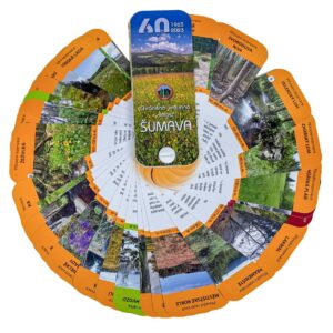 Vějířovitě rozložené karty s fotografiemi a názvy přírodních rezervací v Chráněné krajinné oblasti Šumava